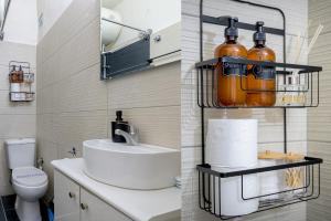 La salle de bains est pourvue d'un lavabo, de toilettes et d'un miroir. dans l'établissement CityScape Studio, à Alexandroúpolis