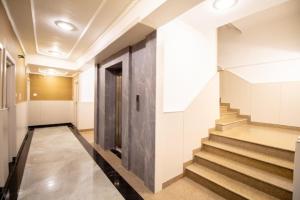 斯利那加的住宿－Hotel German Residency , Srinagar，大楼里空空的走廊,有楼梯