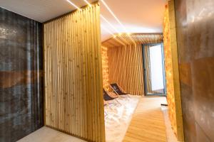 a room with a wooden partition with a chair in it at Brylant Szczyrku - Apartament Kalinowa 23 blisko centrum - Dream Apart in Szczyrk