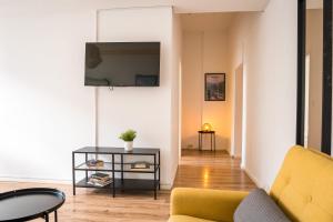柏林的住宿－2 Bedroom Apartment in convinient location，客厅设有黄色沙发和电视