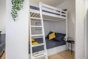 Studio Family Loft Self CheckIn Street Parking في هامبورغ: سرير بطابقين أبيض في غرفة صغيرة