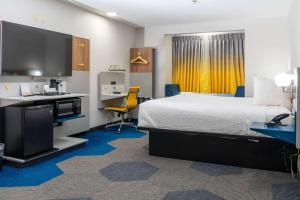 Habitación de hotel con cama y escritorio con ordenador en Microtel Inn & Suites by Wyndham Pigeon Forge, en Pigeon Forge