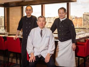 un gruppo di tre chef che si trovano in un ristorante di Novotel Paris Centre Tour Eiffel a Parigi