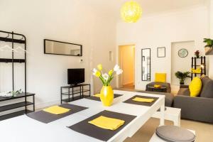 een woonkamer met een tafel en een gele vaas bij Modern 2 Bedroom Apartment in Berlin Schöneberg in Berlijn