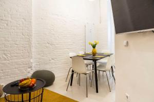 a dining room with a table and chairs at Cosy Three BR Two BTH plus AC plus Self CheckIn plus Street Parking in Berlin