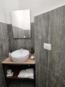 uma casa de banho com um lavatório e um espelho em Crisvan em Bellaria-Igea Marina
