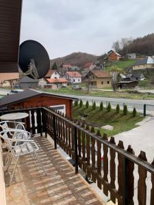 einen Balkon mit einem Tisch und Straßenblick in der Unterkunft Vila Rakoč in Kolašin