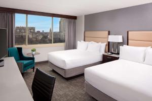 Hyatt Regency Boston/Cambridge客房内的一张或多张床位