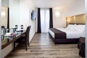 Pokój hotelowy z łóżkiem i biurkiem w obiekcie Best Western Hotel Biri w Padwie