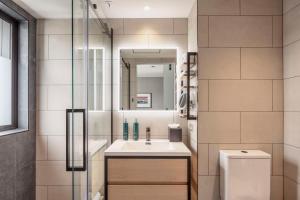 Uma casa de banho em DoubleTree by Hilton Queenstown