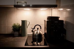uma chaleira de chá num fogão na cozinha em Hamburg - 2 Bedrooms for up to 11 guests em Hamburgo