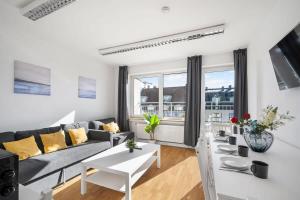 Munich Gem - 2 Bedroom Alpine View Tranquility في ميونخ: غرفة معيشة مع أريكة وطاولة