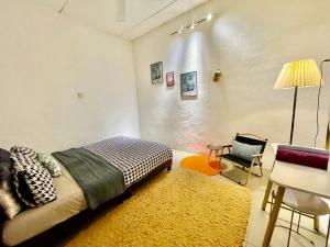 1 dormitorio con 1 cama, 1 mesa y 1 silla en Cozy33#4pax#Wifi#NearAeonAlma#20minstobatukawan, en Bukit Mertajam
