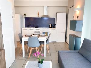 - une cuisine avec une table et des chaises dans la chambre dans l'établissement [DUOMO 30min] Appartamento Luminoso con Posto Auto, à Sesto San Giovanni