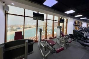 um ginásio com equipamento cardiovascular e vista para o oceano em Palm View East Jumeira - Studio Apartment em Dubai
