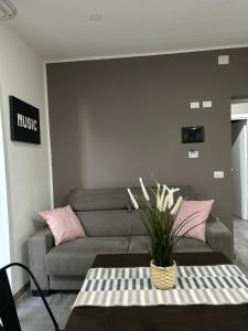uma sala de estar com um sofá e uma mesa em Crisvan em Bellaria-Igea Marina