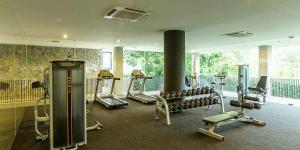 een sportschool met verschillende fitnessapparaten in een ruimte bij Luxurious Botanica Khao Yai in Khao Yai