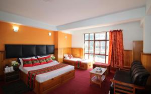um quarto de hotel com uma cama grande e uma janela em Rufina Royal Lachung em Lachung