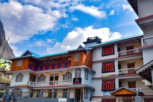 um grande edifício com janelas vermelhas e um céu azul em Rufina Royal Lachung em Lachung