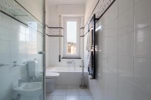 y baño con bañera, aseo y lavamanos. en Il Cinquecento, en La Spezia