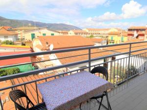 un banc installé au-dessus d'un balcon dans l'établissement Cà Roby, à Fiumaretta di Ameglia