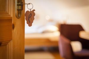 een deur met een sleutel in een kamer met een bed bij Weingut spitzyPeitler in Leutschach