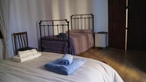 1 dormitorio con 2 camas y toallas en una cama en Casa Rural Tía Victoria, en Letur