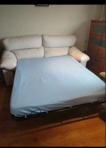 1 cama en la sala de estar con sofá en apartamento noviembre, en Madrid