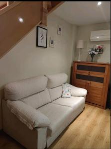 ein Wohnzimmer mit einem Sofa und einem Tisch in der Unterkunft apartamento noviembre in Madrid