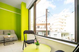 um quarto com uma mesa, uma cadeira e uma janela em Zachariadis Apartment em Sitia