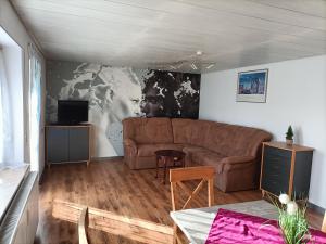 ein Wohnzimmer mit einem Sofa und einem Tisch in der Unterkunft Apartment Bamboleo in Veringendorf