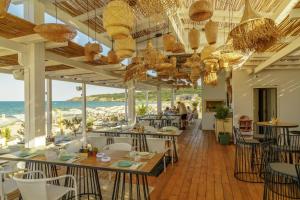 A restaurant or other place to eat at Green Life Apartments Sozopol