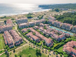 een luchtzicht op een resort naast de oceaan bij Green Life Apartments Sozopol in Sozopol