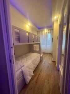 ミラノにあるHouse Milanoの小さなベッドルーム(二段ベッド付)