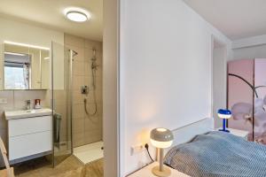 baño pequeño con cama y ducha en Zentral und nett in Calw, en Calw