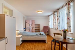 - une petite chambre avec un lit et une table dans l'établissement Zentral und nett in Calw, à Calw