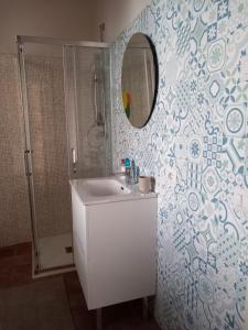 y baño con lavabo y espejo. en L'Antico Fienile Agriturismo, en Orzivecchi