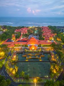una vista aerea di un resort di notte di Ayodya Resort Bali a Nusa Dua