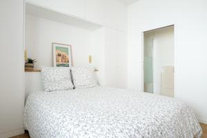 Postel nebo postele na pokoji v ubytování Superbe maison de ville à deux pas de la plage des Sables 8 personnes + 20 fotografií