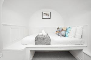 Posteľ alebo postele v izbe v ubytovaní Perry Barr -1 Bed Canal Side Apartment - Top Rated - Netflix - Wifi - Parking - 1PB