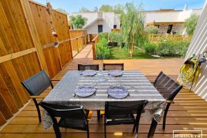 Patio alebo iná vonkajšia časť ubytovania Villa T3 climatisée en résidence avec piscine