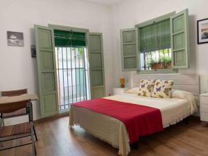 A bed or beds in a room at La Casita del Marqués