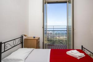 - une chambre avec un lit et une vue sur un balcon dans l'établissement Casa D'alunzio - appartamento 1, à San Marco dʼAlunzio