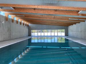 une piscine vide avec un plafond en bois dans l'établissement VVF Les Sableaux à Noirmoutier, à Le Grand Vieil