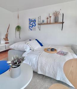 een slaapkamer met 2 bedden en een tafel bij TIMELESS APARTMENT: FREE PARKING + BALCONY in Wuppertal