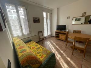 Μια τηλεόραση ή/και κέντρο ψυχαγωγίας στο PETRONIA TRILO VISTA MARE - Agenzia Cocal