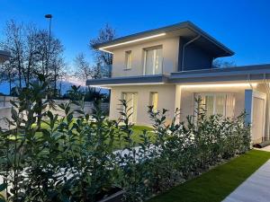 a house with white flowers in front of it at Polinesia 12 in Lido delle Nazioni