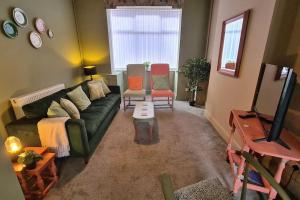 Et opholdsområde på Jasper's by Spires a cosy comfortable 4 bedroom house close to Trentham Gardens