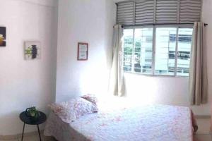 a bedroom with a bed and a window at Apartamento três quartos no centro do Recife in Recife