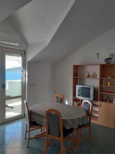 TV a/nebo společenská místnost v ubytování Beachfront apartments Dida - Seget Vranjica